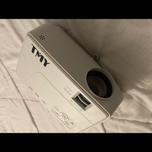 Mini Projector - Picture 3 of 6